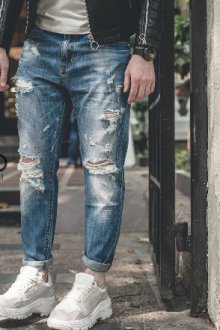 Эффектные подвороты на джинсах