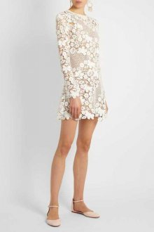 Белое кружевное платье — базовый элемент гардероба