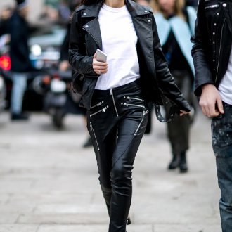 Женские кожаные брюки с черным пиджаком