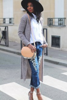 Стильный женский уличный образ с джинсами и шляпой