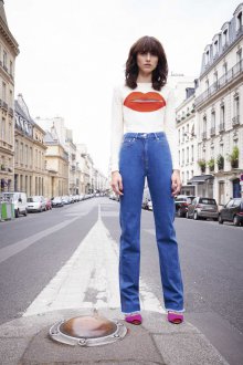 Стильный женский уличный образ с джинсами и джемпером