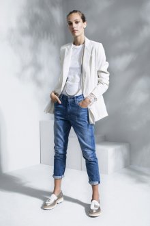 Стильный женский уличный образ с джинсами бойфрендами