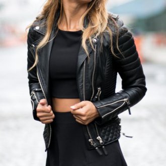 Модный женский уличный образ с черным топом и юбкой