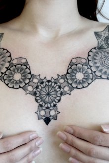 Рисунок на груди