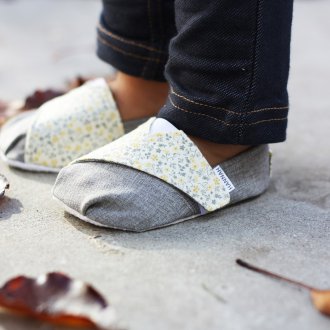 Модные детские сандалии из ткани