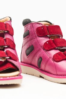 Модные детские кожаные сандалии