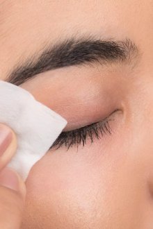 Как удалить макияж с глаз при наращенных ресницах