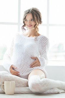 Фотосессия в светлых тонах для беременной девушки