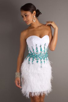 Белое платье с перьями