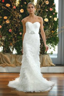 Белое свадебное платье с перьями