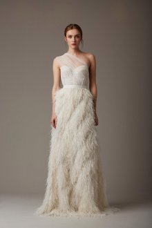 Белое прямое свадебное платье с перьями