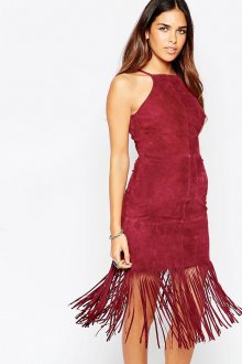 Красное замшевое платье футляр с бахромой