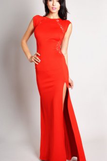 Красное длинное платье с вырезом