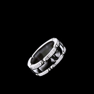 Черное кольцо из керамики и белого золота с бриллиантами