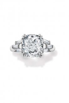 Красивое кольцо с большим бриллиантом