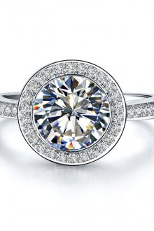 Эффектное кольцо с прозрачным большим бриллиантом