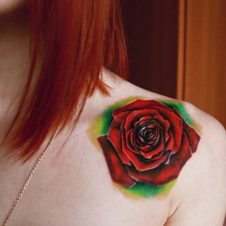 Женская татуировка роза на плече
