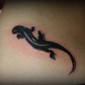 Женская татуировка черная ящерица