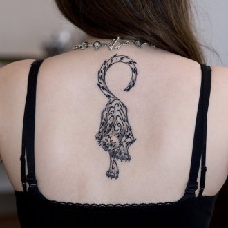 Женская татуировка кошка на спине