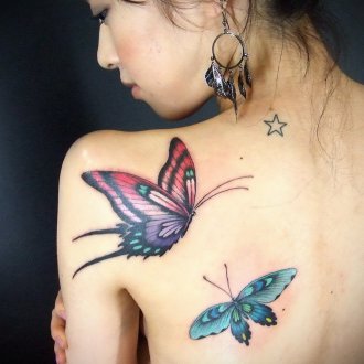 Женская татуировка бабочки на спине