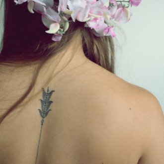 Женская татуировка этническая на спине
