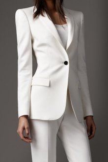 Белый женский костюм