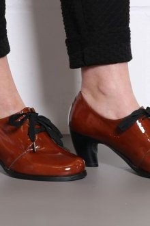 Особенности женских лакированных ботинок