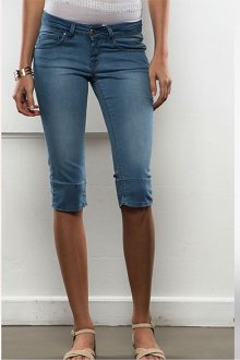 Стильные джинсовые бриджи