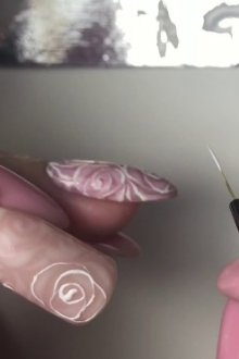Популярные техники рисования роз с использованием гель-лака