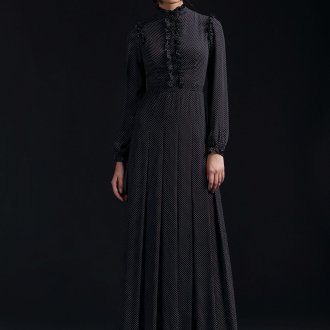 Черное длинное платье в викторианском стиле