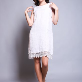 Льняное белое платье с кружевной оборкой
