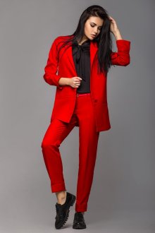 Красный женский костюм