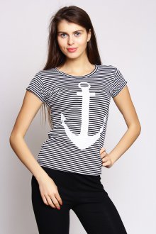Красивая женская футболка в морском стиле