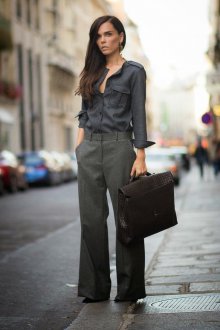 Женский серый наряд в стиле business casual