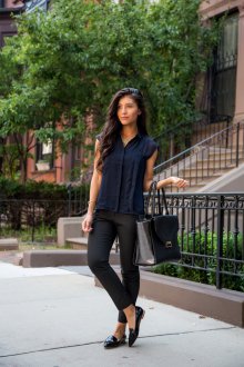 Женский образ с черными узкими брюками и темно-синей блузкой в стиле business casual