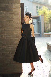 Черное элегантное платье в стиле нью лук