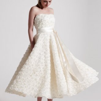 Нежное свадебное платье с розочками и длинной юбкой в стиле нью лук