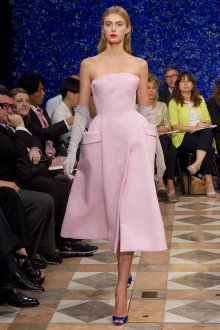 Розовое платье в стиле нью лук