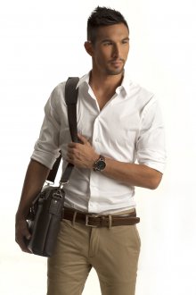 Мужской образ с бежевыми брюками и белой рубашкой в стиле smart casual