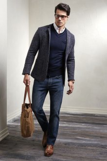 Мужской образ с джинсами, футболкой и жакетом в стиле smart casual