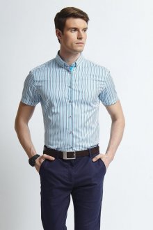 Мужская рубашка в полоску и синие брюки в стиле business casual