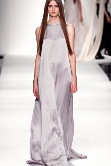 Длинное серебристое платье в стиле минимализм