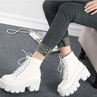 Белые женские ботинки