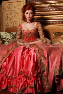 Красное платье в стиле рококо