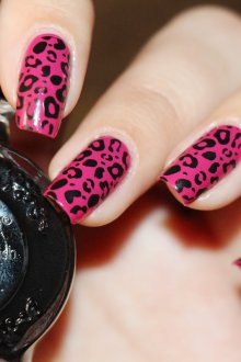 Леопардовый розовый принт на ногтях