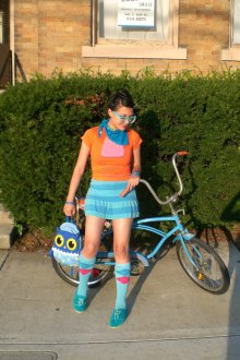 Девушка с велосипедом в образе хипстера