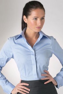 Голубая офисная рубашка для женщин после 40 лет