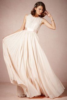 Красивое свадебное платье с атласным поясом