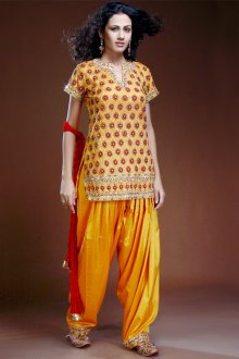 Оранжевый индийский женский костюм