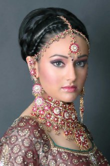 Красивая женская прическа в индийском стиле